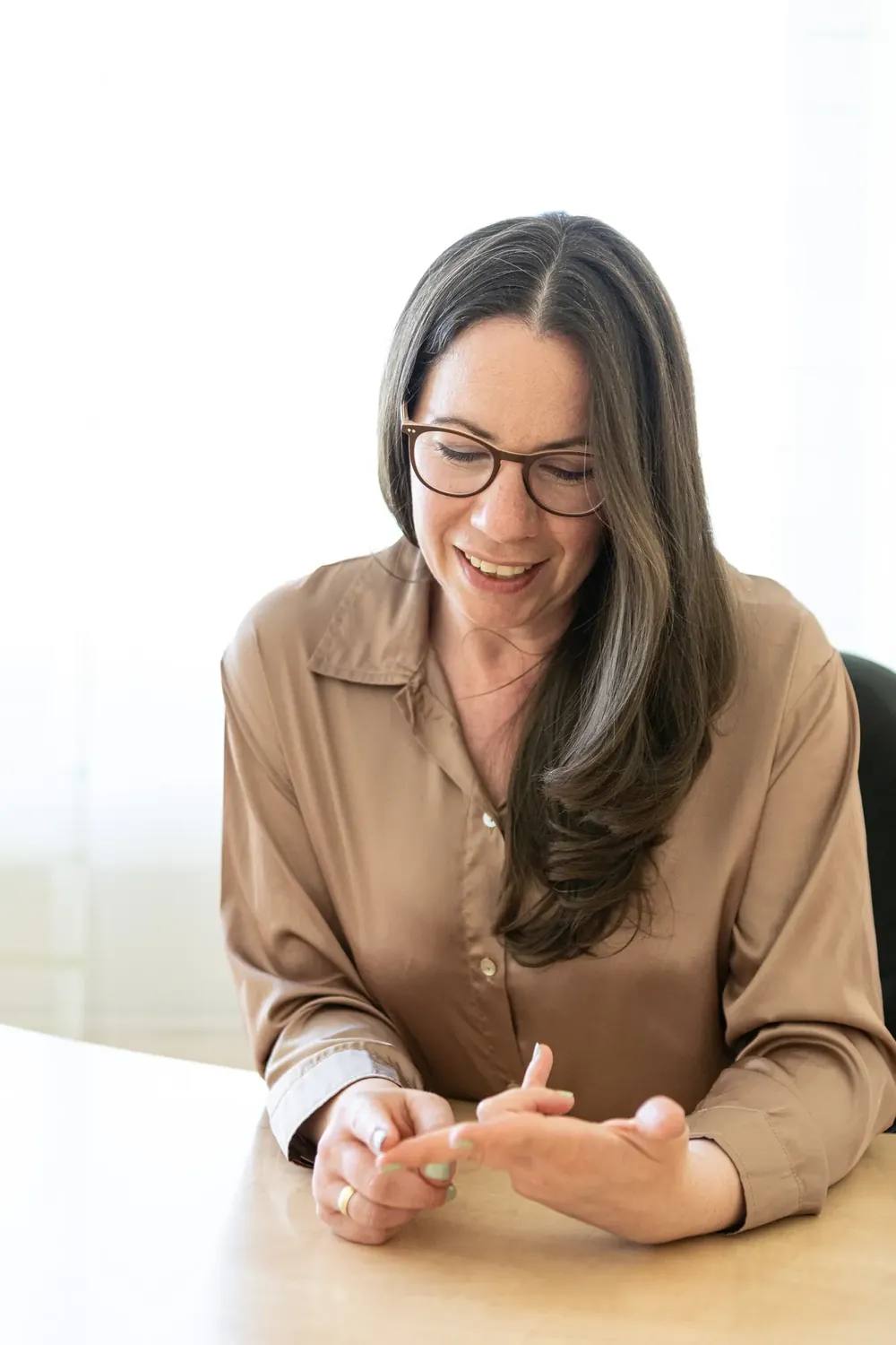 Dr. Michaela Fischbach im Gespräch am Tisch